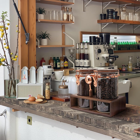 Easy-clean, corrosion-resistant design for long-lasting coffee storage.