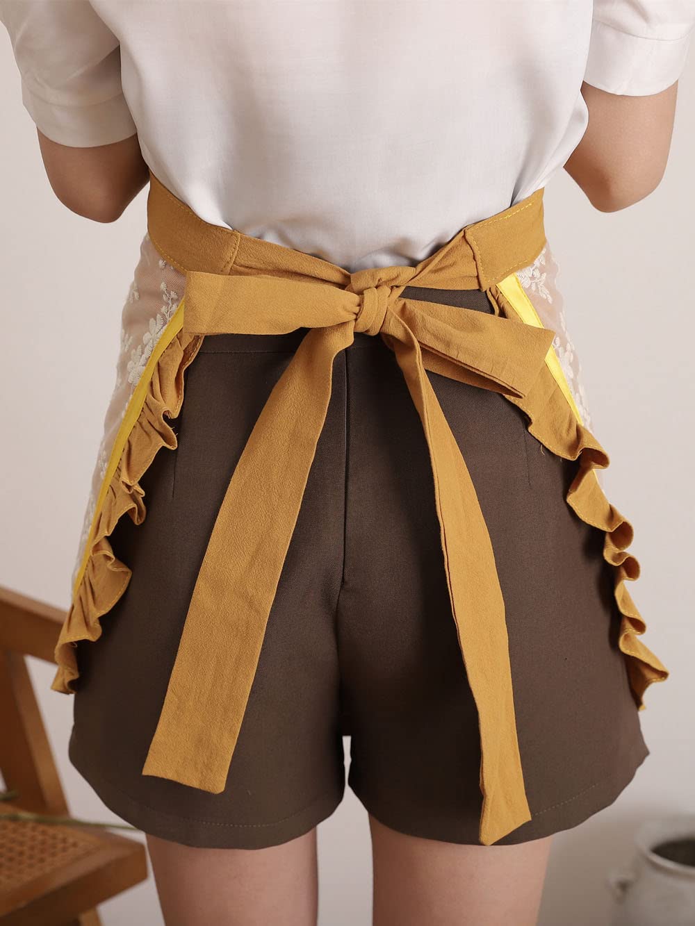 Floosum apron with wide 27.5 inch waist strap for secure fit