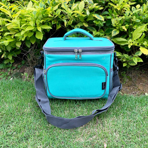 FlowFly Jade front view highlights durable 600D material and sturdy zippers.