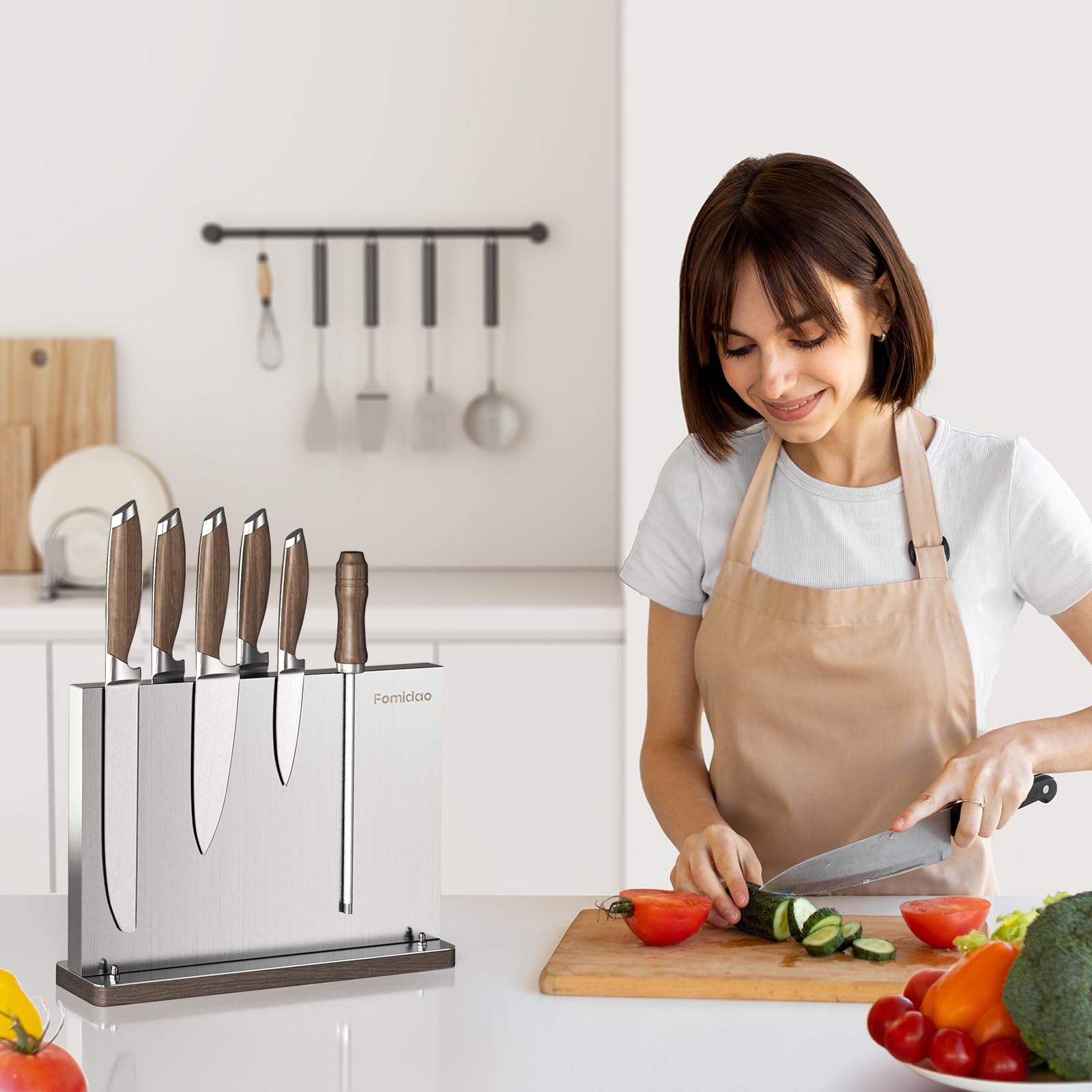 Fomidao suction cups base demonstrates stable placement on smooth countertops