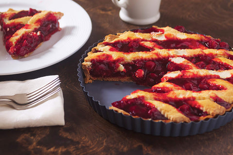 Fox Run loose-bottom quiche pan shows 9.5-inch top diameter for generous cuts