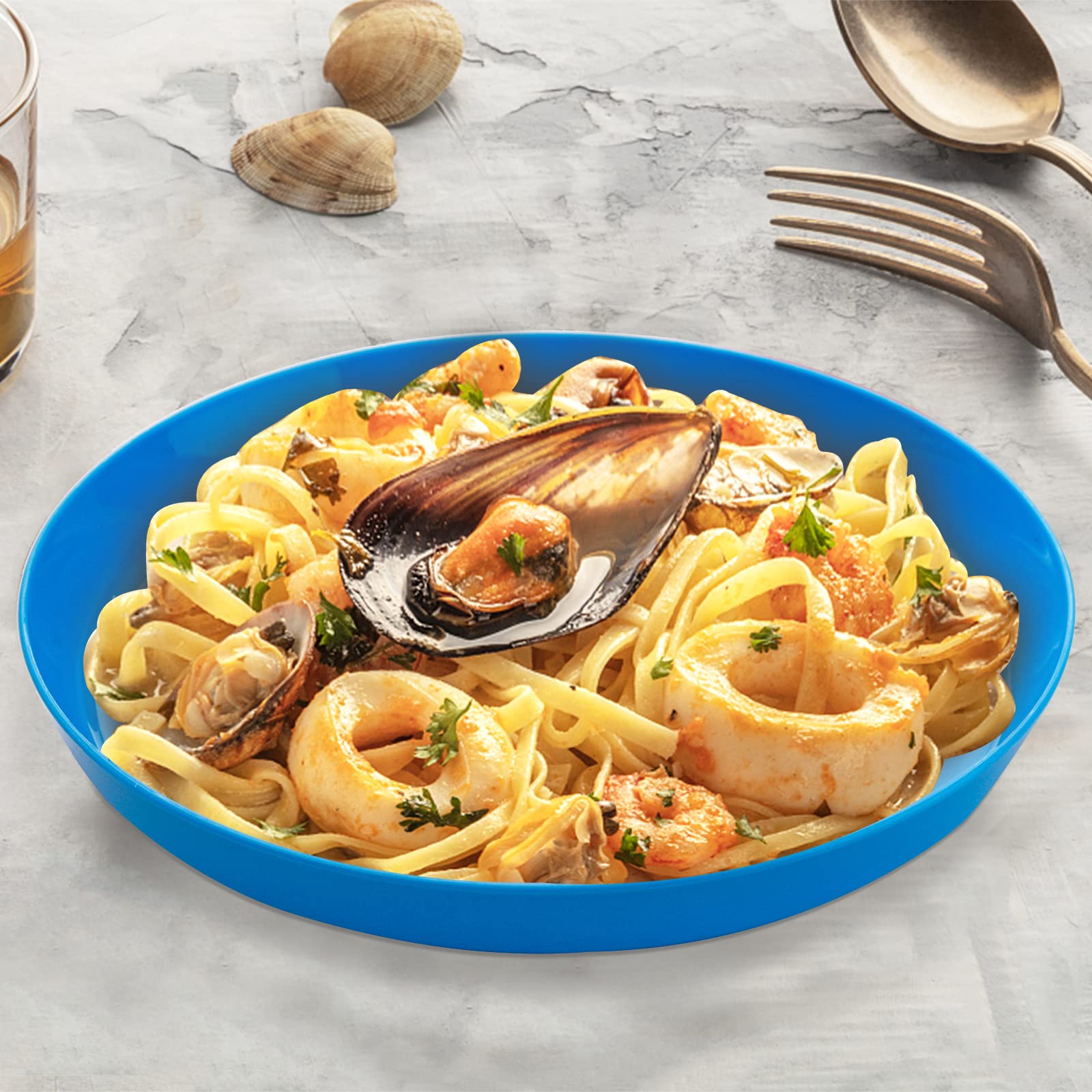 Frcctre rounded-edged plates minimize risk during busy mealtimes.