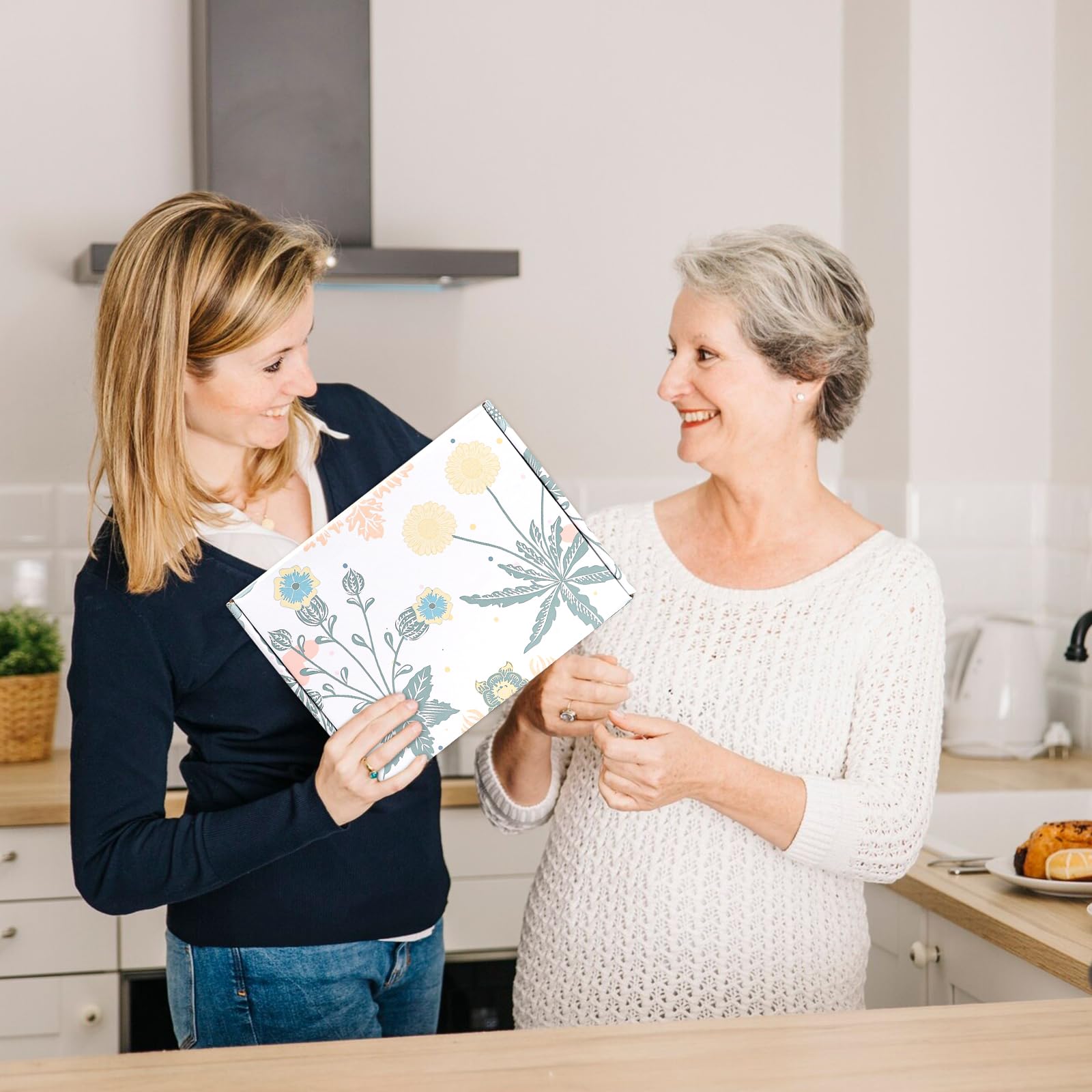 Frerdui Pregnancy Announcement moment highlighted in the gift set for Aunt-To-Be.