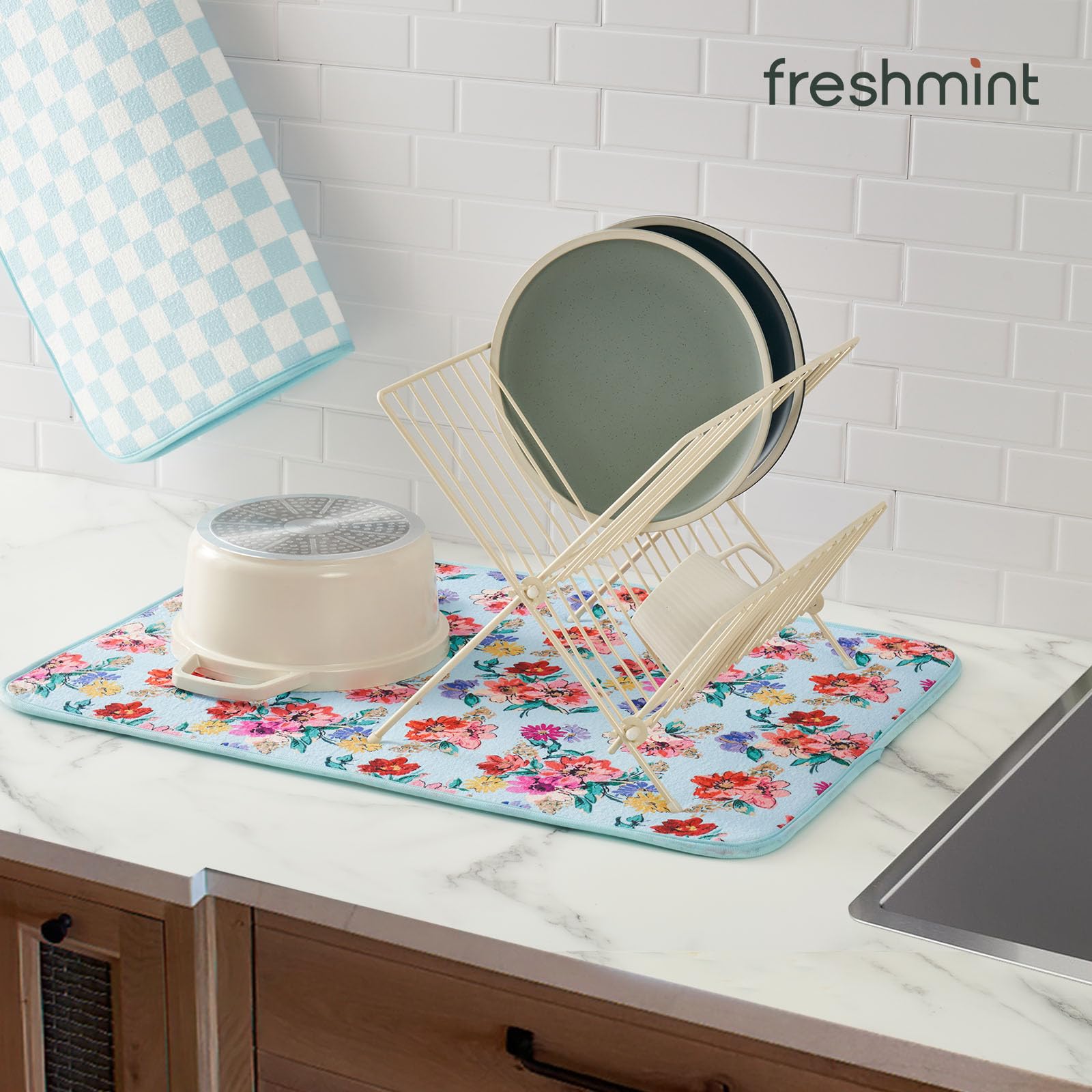 FRESHMINT 3-ply microfiber mat rapidly absorbs water from dishes.