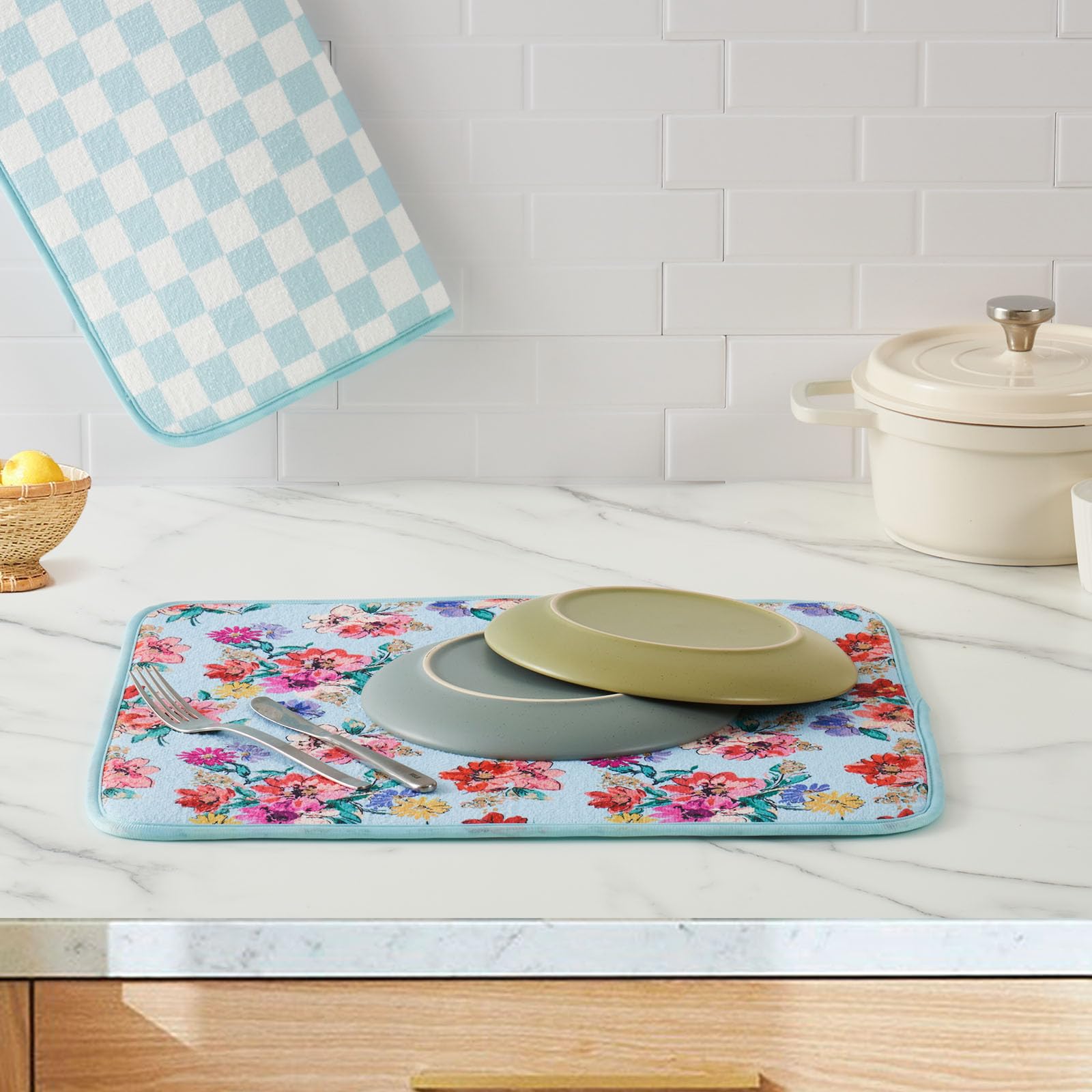 FRESHMINT floral pattern mat keeps counters dry with quick drying fibers.