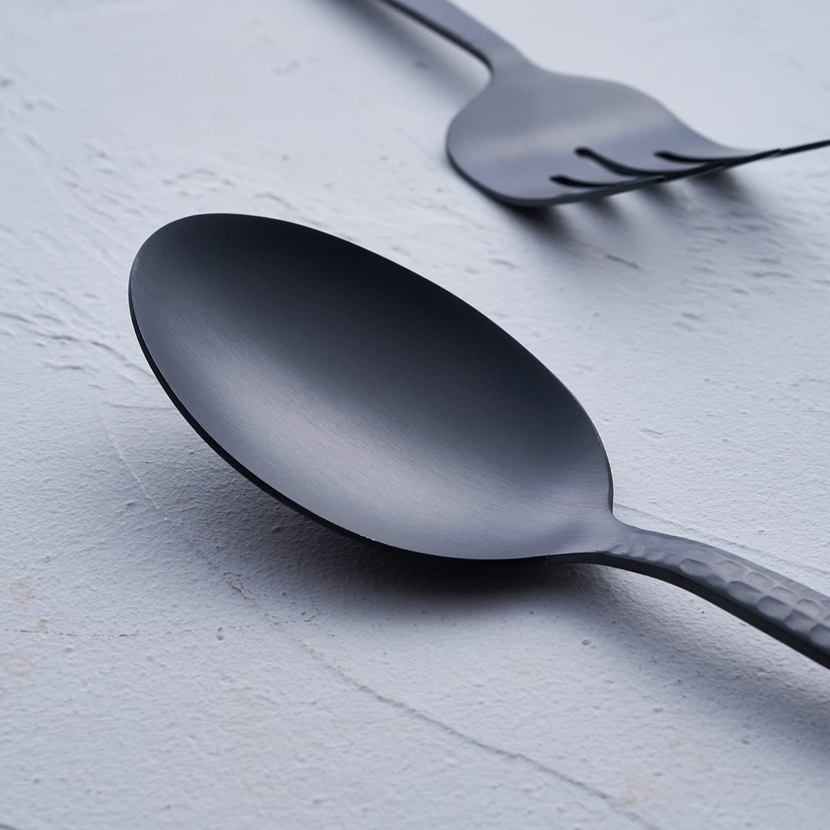 Fullyware pie server in matte black for clean, precise slices