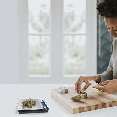 Fuzion compact scale arrives with two trays and batteries for immediate use