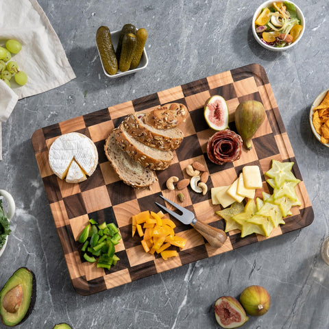 Fyctio cutting board built-in handle provides easy transport and flipping.