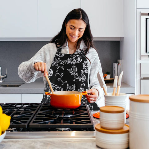 G2PLUS Versatile apron for cooking, baking, or crafts.