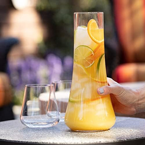 Gabriel-Glas stemless glass set with hands reaching for a pour
