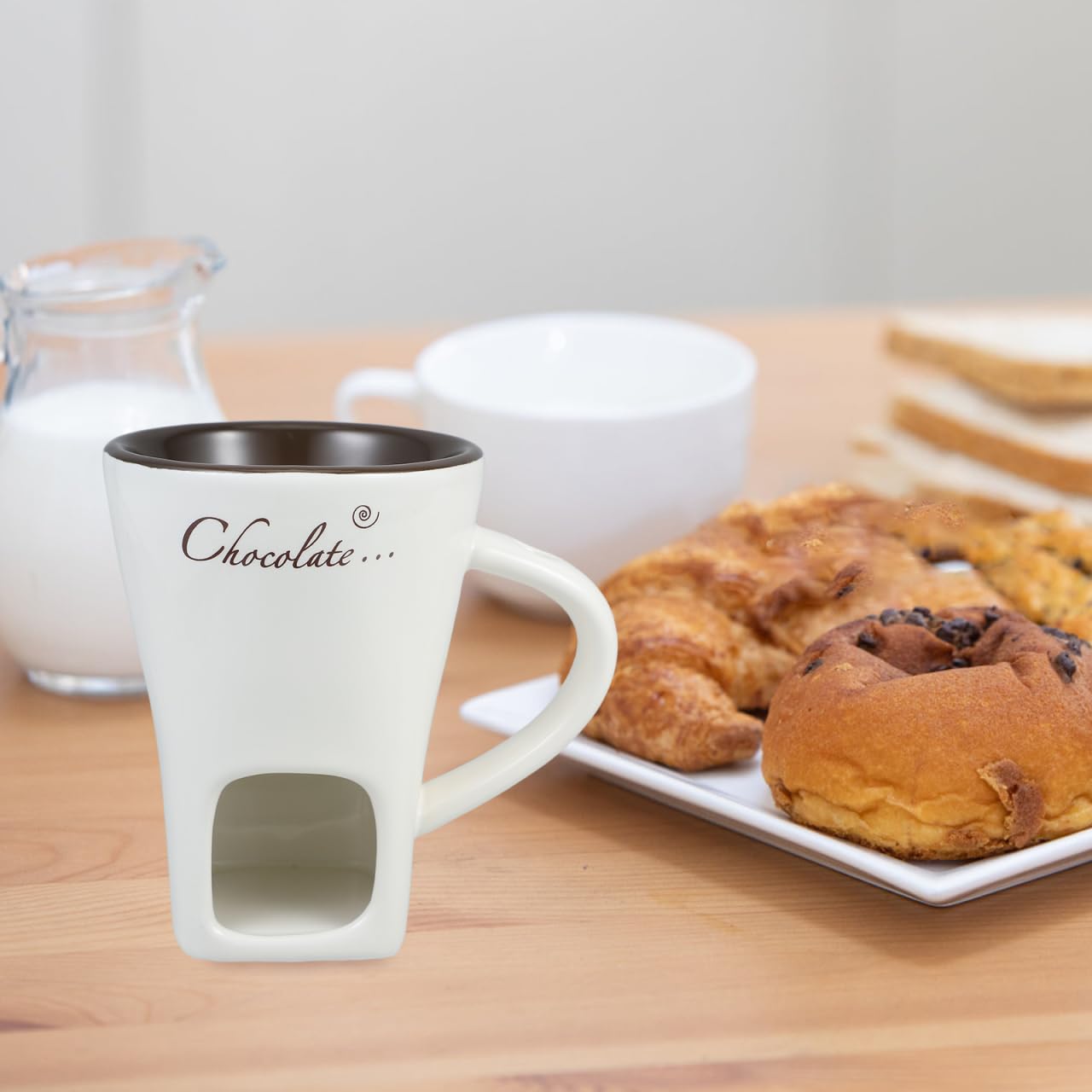 Garneck porcelain melt fondue crucible, ideal for dipping fruits and bread.