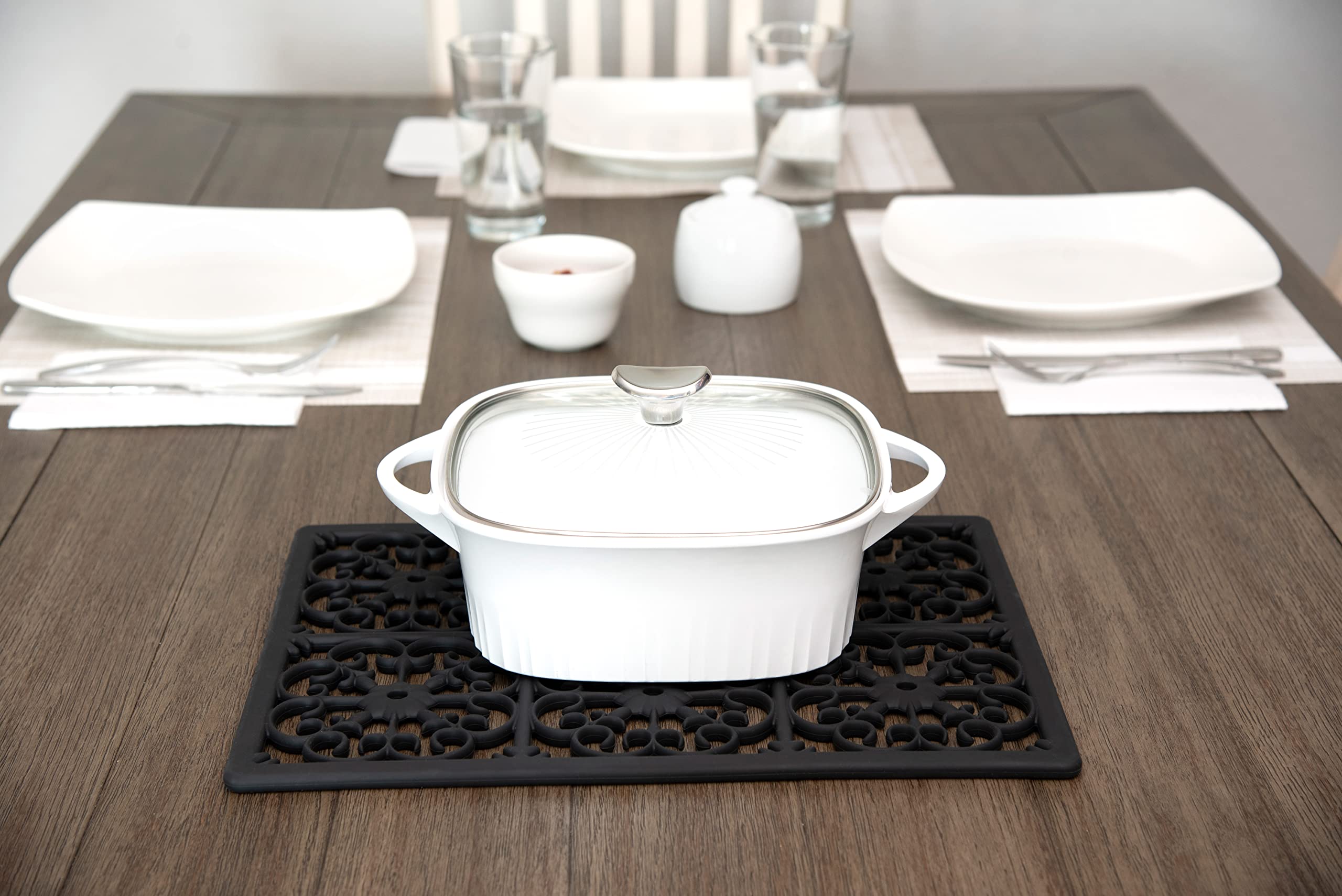 GASARÉ counter-decor trivet adds a sleek touch on the counter.