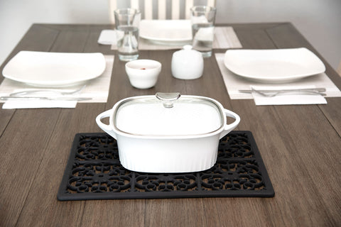 GASARÉ counter-decor trivet adds a sleek touch on the counter.