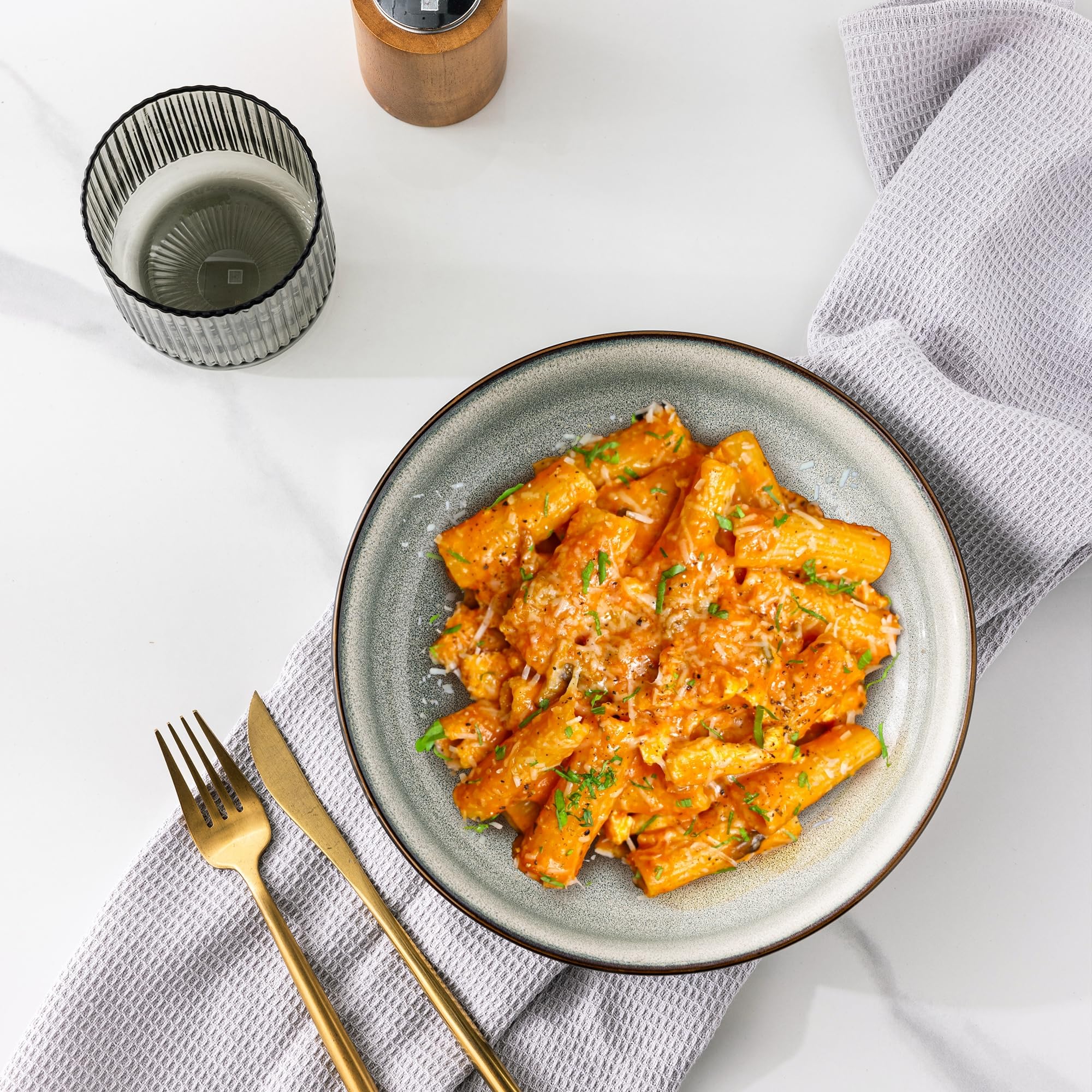 GBhome dishwasher-safe bowls simplify cleanup after hearty meals.
