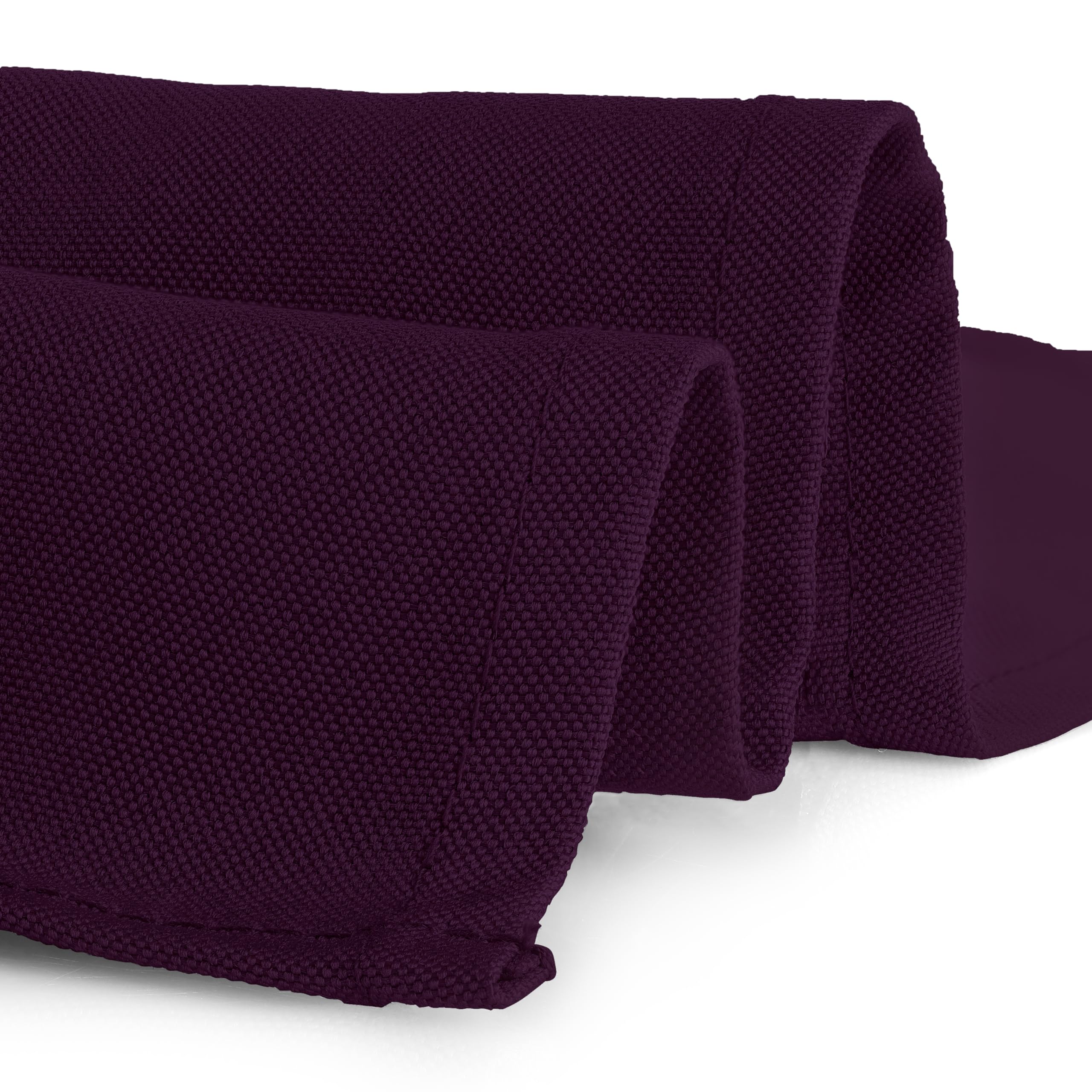 Gee Di Moda rectangle tablecloth closeup highlights wrinkle-resistant fabric.