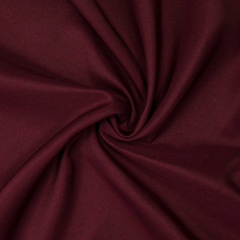 Gee Di Moda heavy-duty polyester tablecloth resists wrinkles