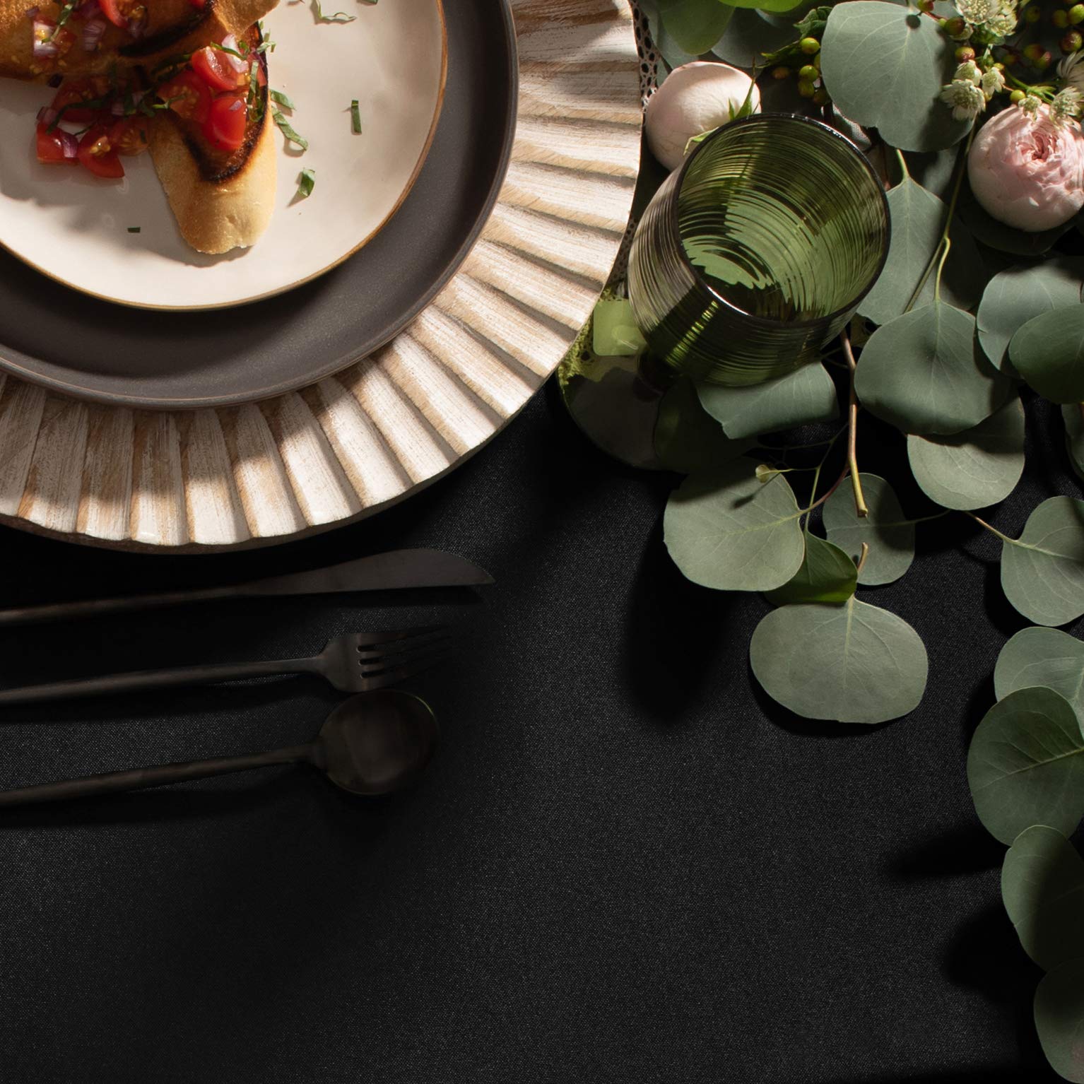 Gee Di Moda seamless construction offers a clean, uninterrupted surface for elegant dining.