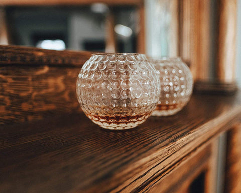 Gemsho bar moment with golf themed whiskey glass on a countertop