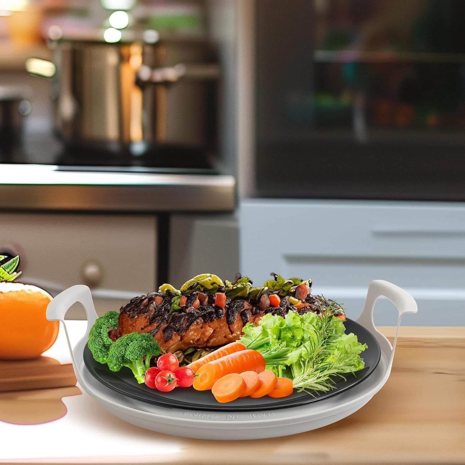 Generic ergonomic hot-food removal reduces strain when lifting from the microwave.