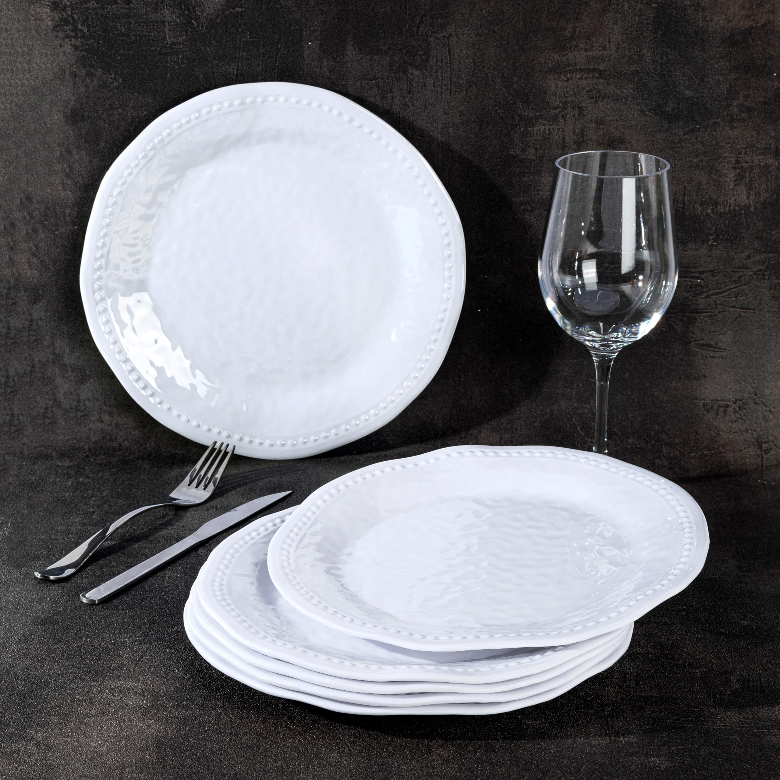 Dishwasher-safe melamine plate that resembles ceramic durability