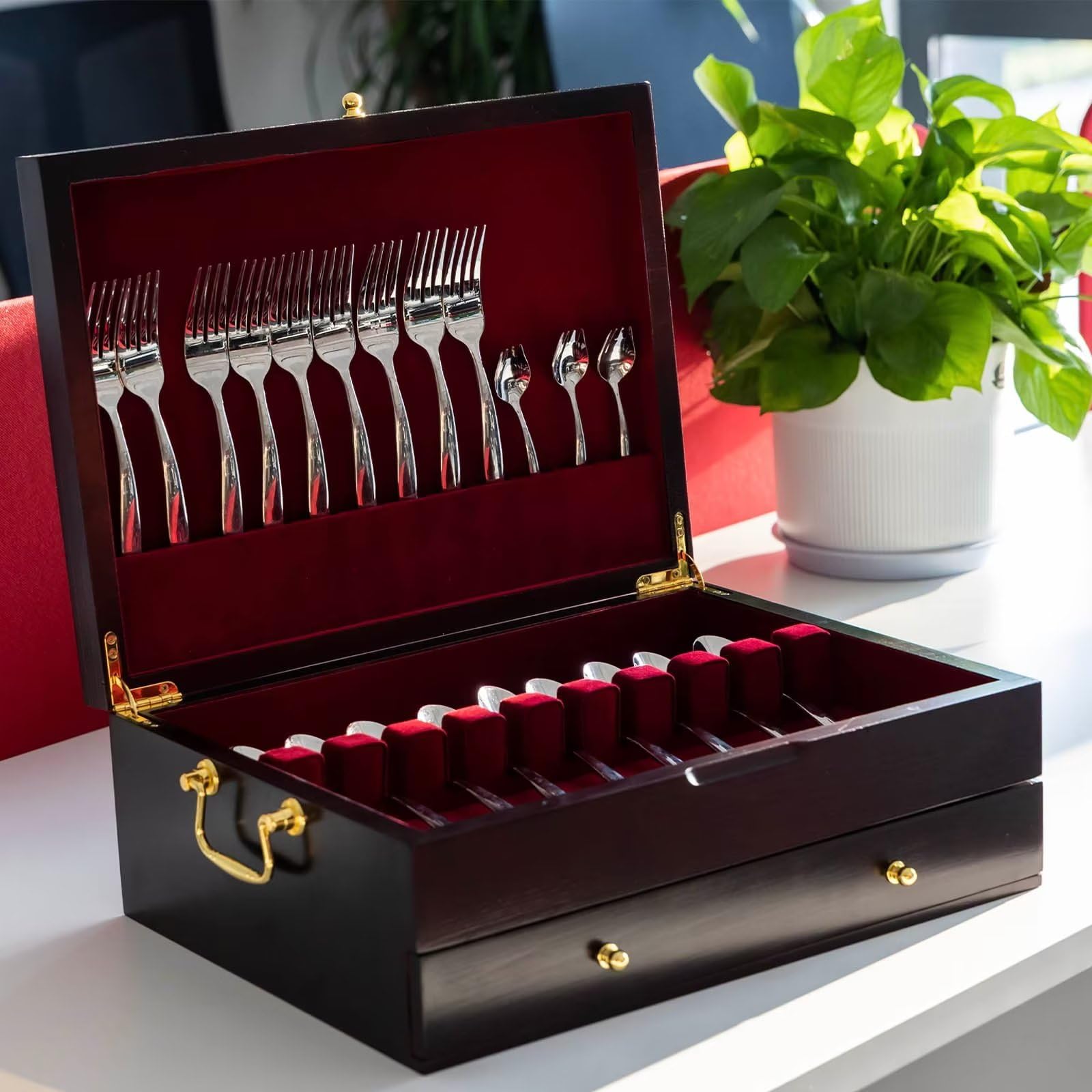 GENRICE silverware case with felt lining protects utensils from scratches.