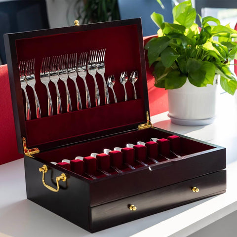 GENRICE silverware case with felt lining protects utensils from scratches.