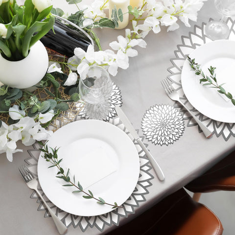Geosar 100-count disposable placemats and coasters, ready for quick setup.