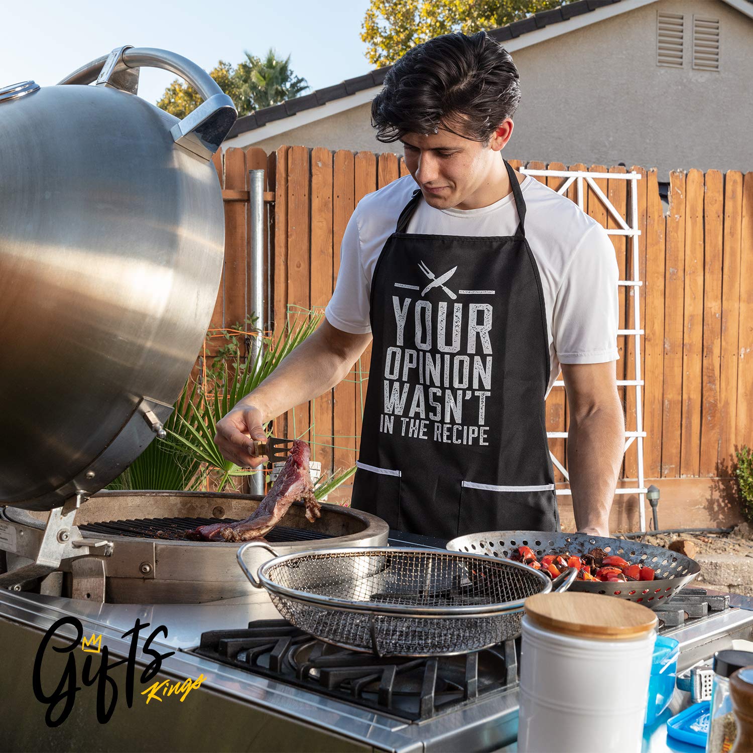 GIFTS KINGS Two pockets apron closeup keeps utensils within easy reach.