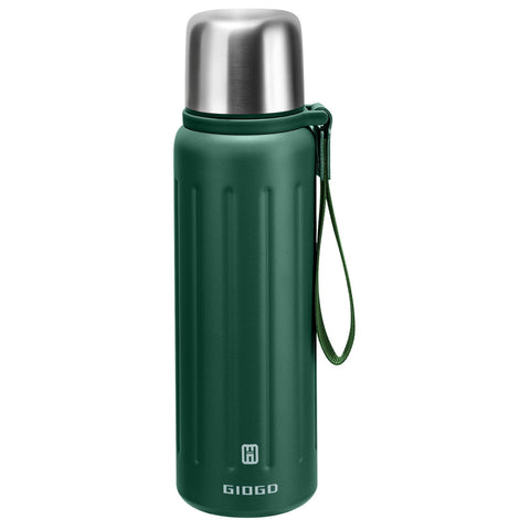 GIOGD vacuum insulated bottle 800ml in dark green keeps hot or cold drinks.