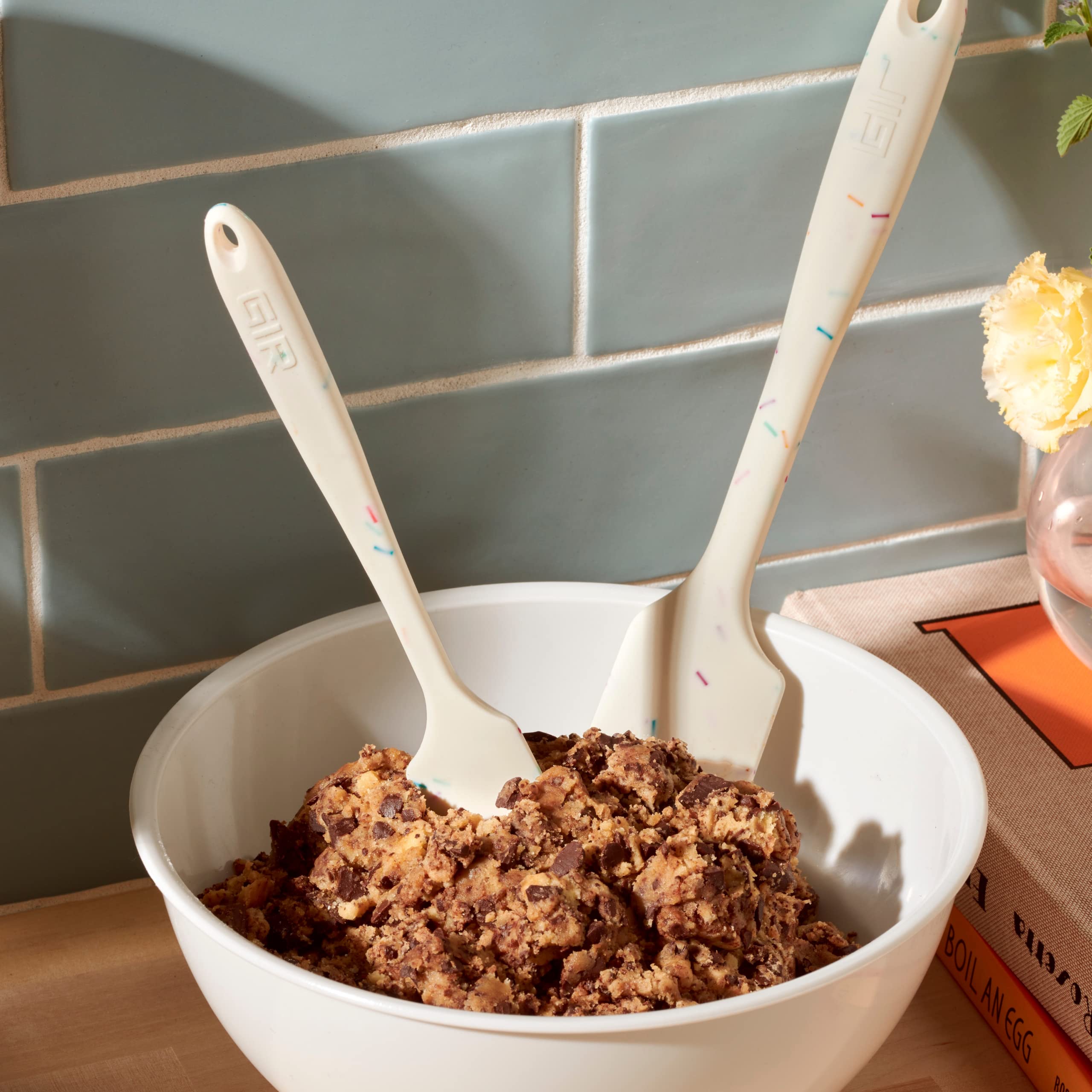 GIR spatula with fiberglass core for durable heat resistance.