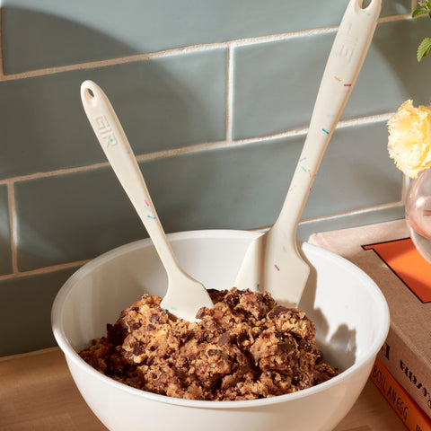 GIR spatula with fiberglass core for durable heat resistance.