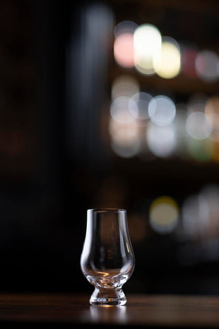 GLENCAIRN WEE crystal-clear bowl showcases whiskey color and aroma