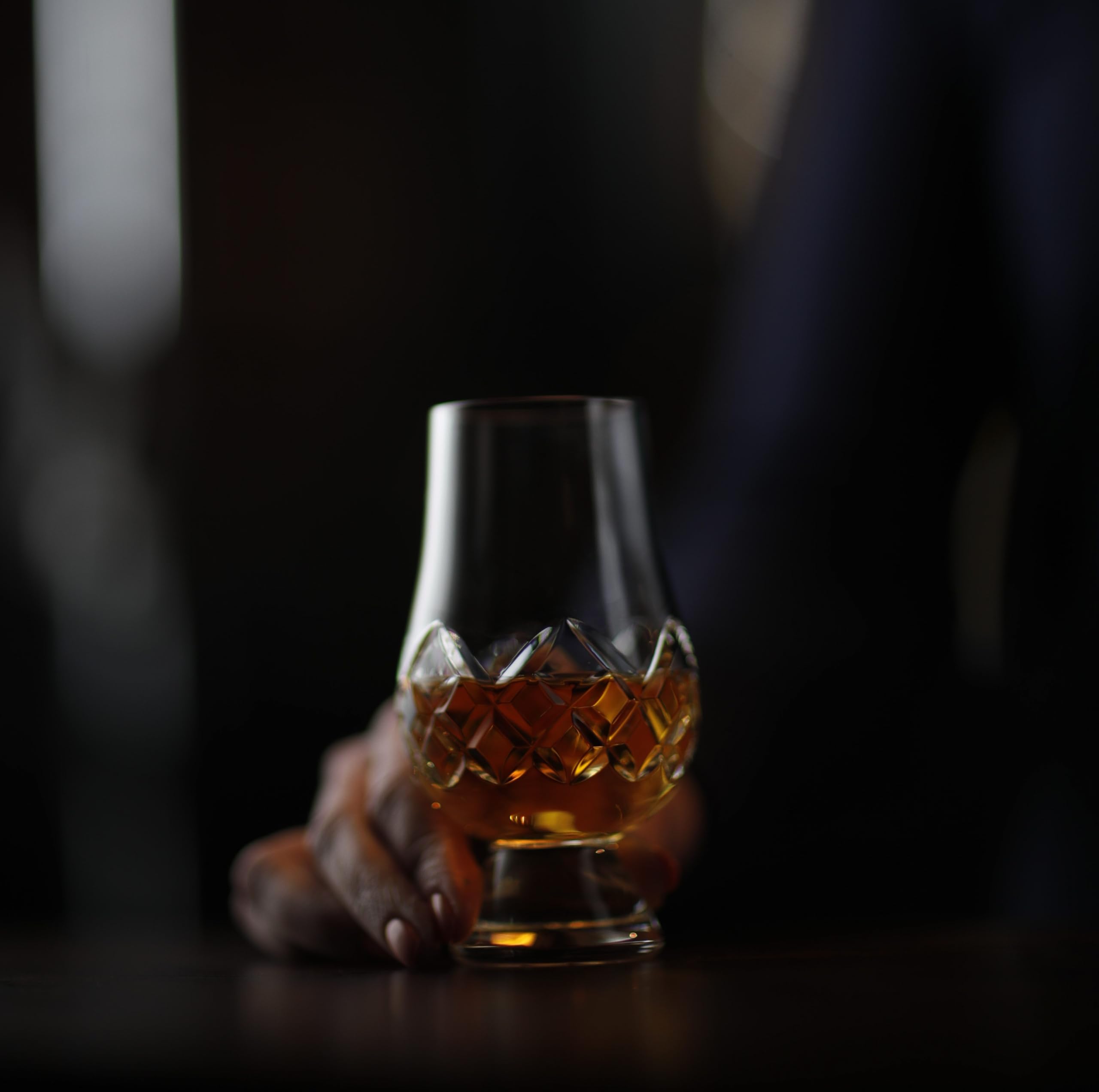 GLENCAIRN lead-free crystal with dishwasher-safe care and easy maintenance.
