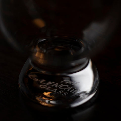 Stable base of GLENCAIRN glass for comfortable grip.