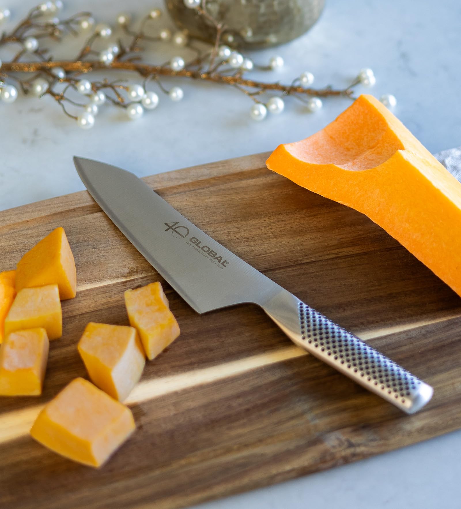 Global ergonomic dimple-handle provides comfortable grip during prep.
