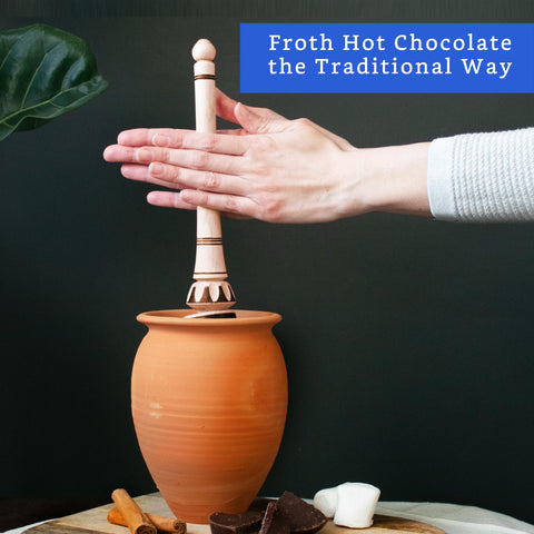 GLOBE ROCKET molinillo wooden whisk in action during froth
