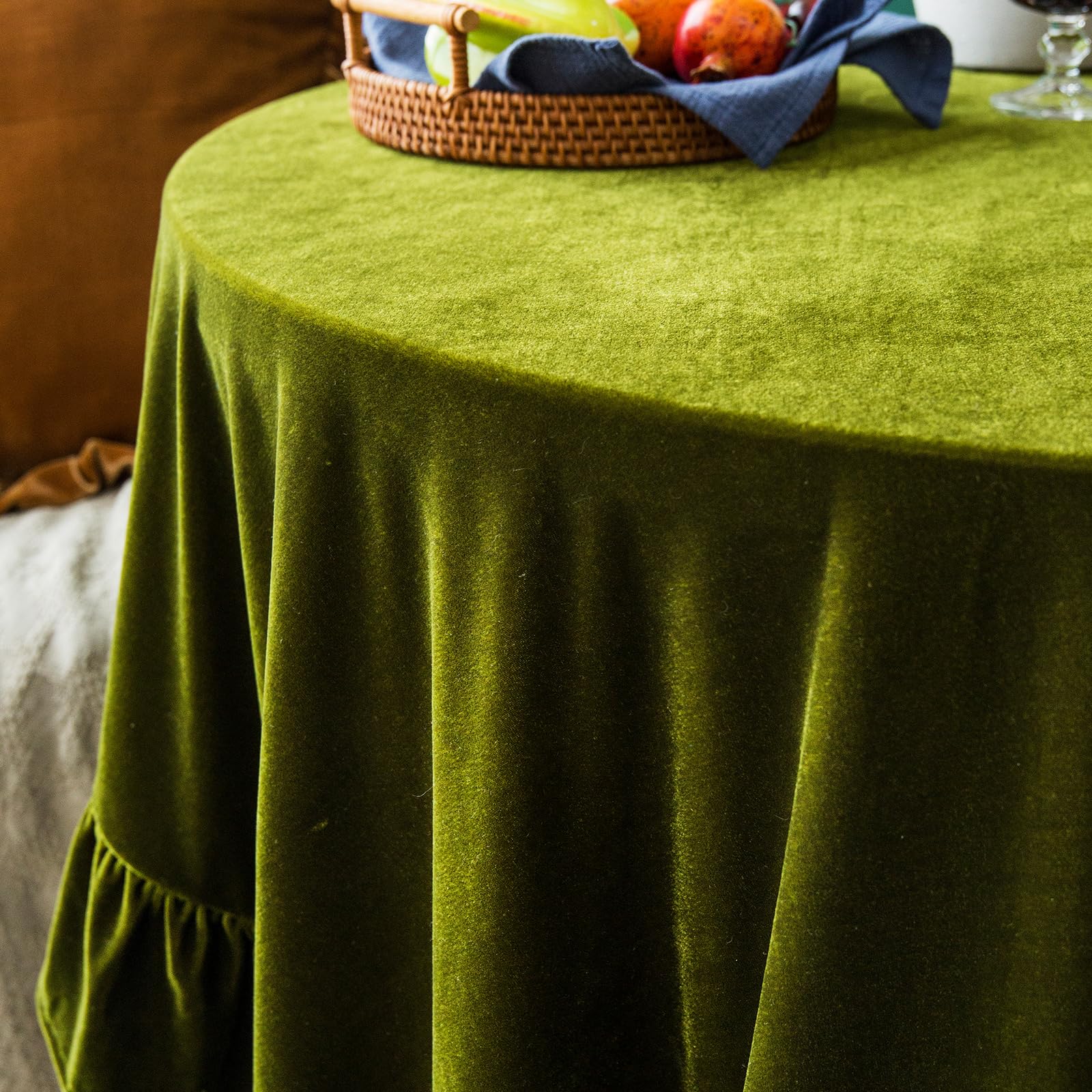 GLORY SEASON velvet round tablecloth emphasizes durability and cozy comfort for daily meals.