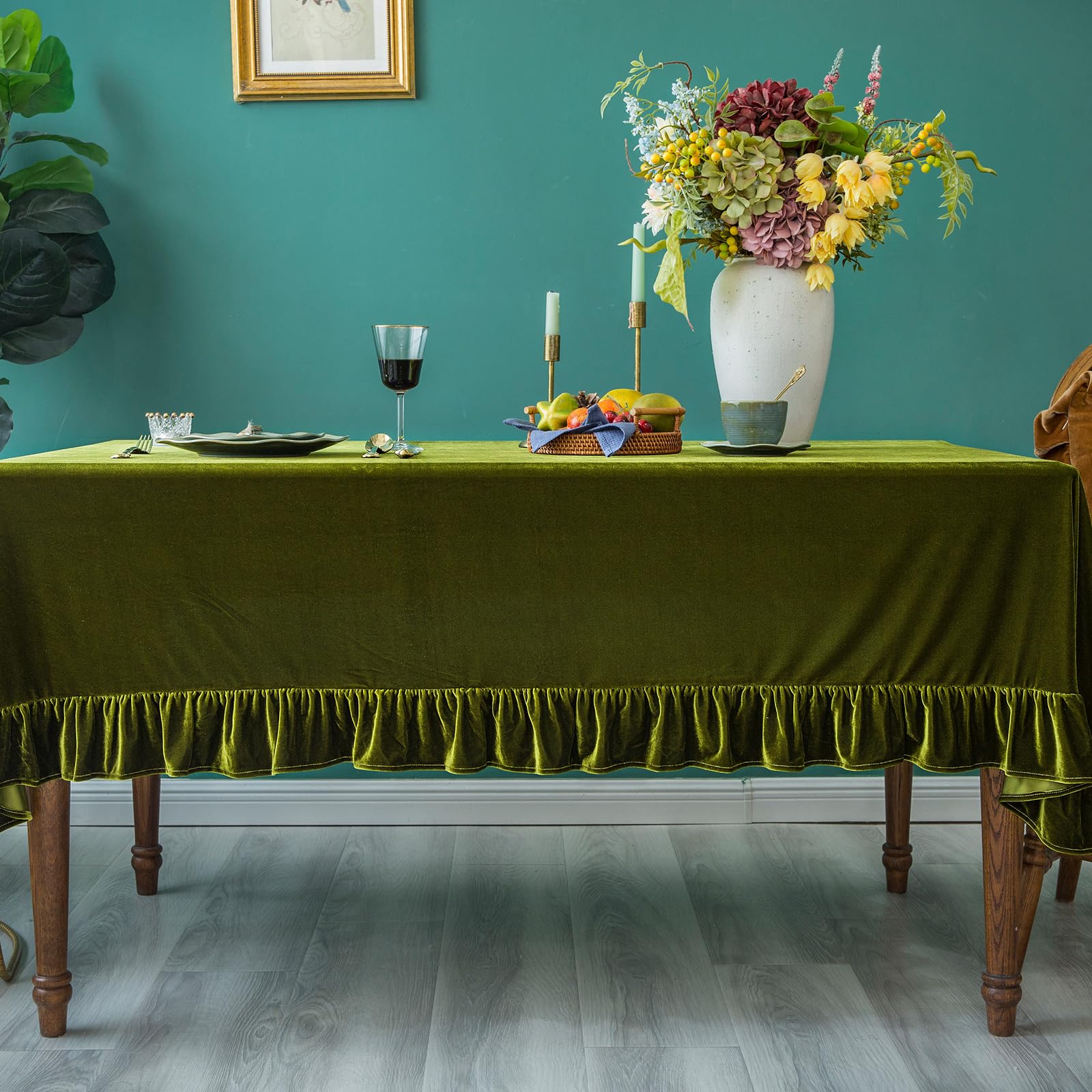 GLORY SEASON velvet tablecloth at wedding banquet creates refined, cohesive event visuals.