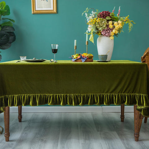 GLORY SEASON velvet tablecloth at wedding banquet creates refined, cohesive event visuals.