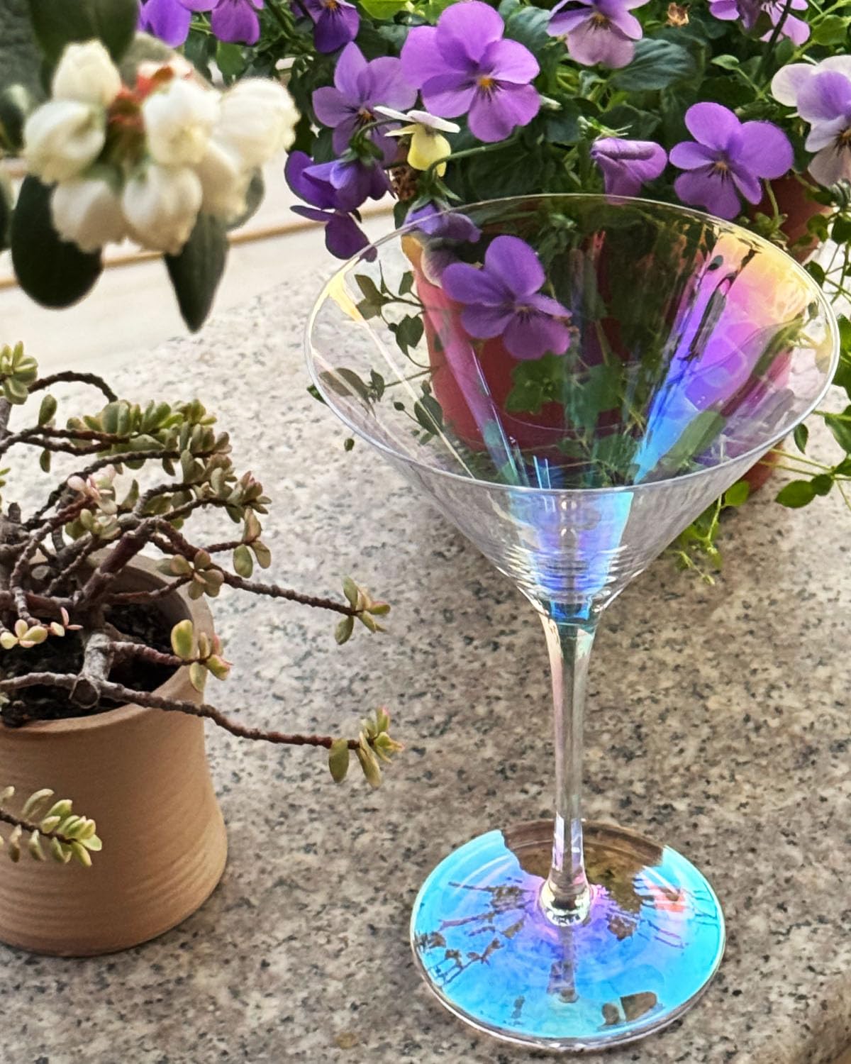 Gnimihz lead-free crystal martini glass for clear, safe pours.