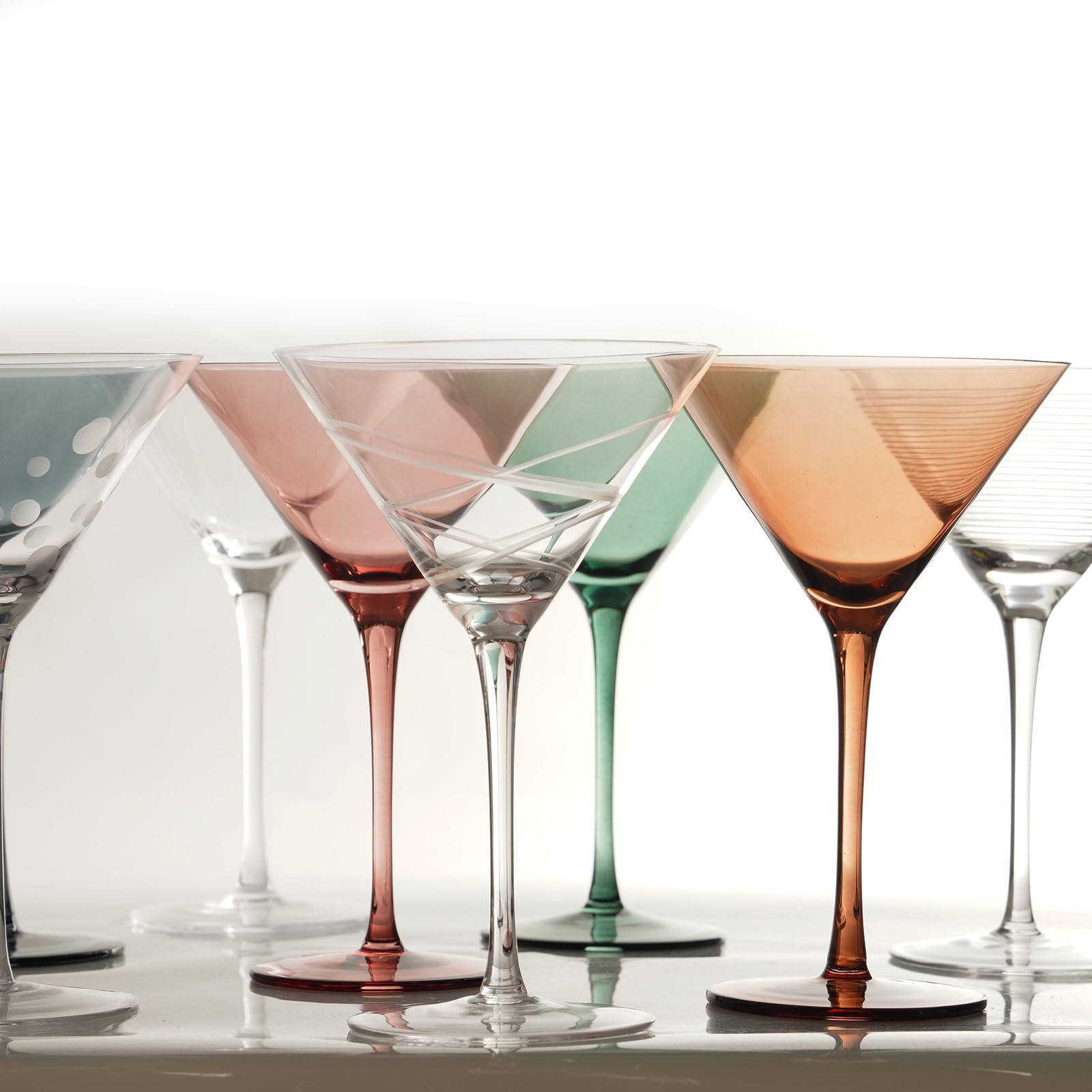 Gnimihz multi-color set enhances cocktail presentation and mood.