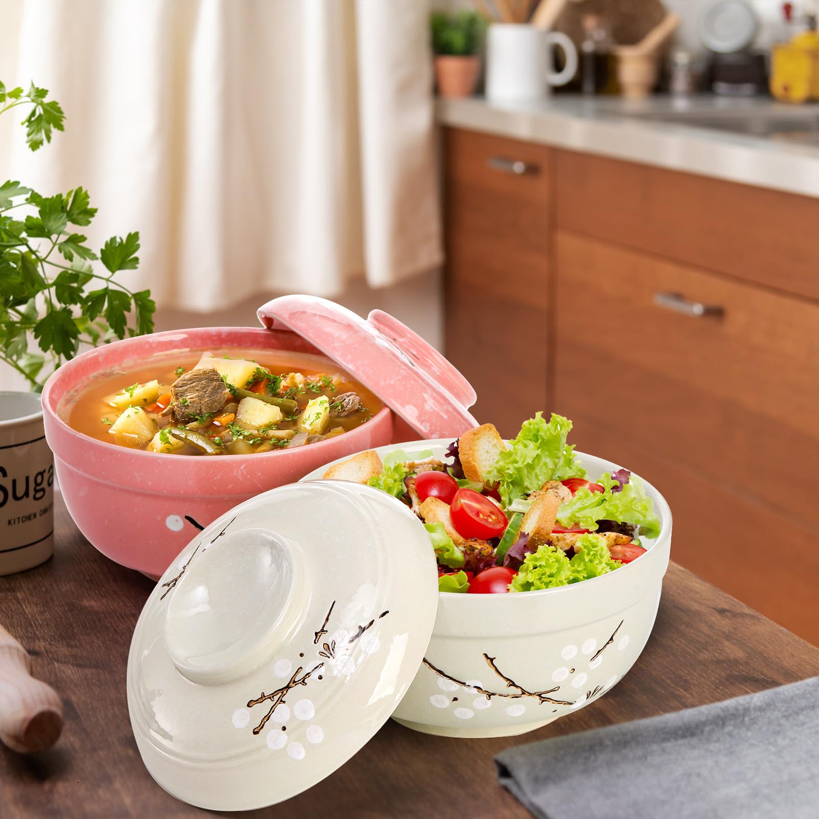 Goaste bowls keep soups warm thanks to lids.