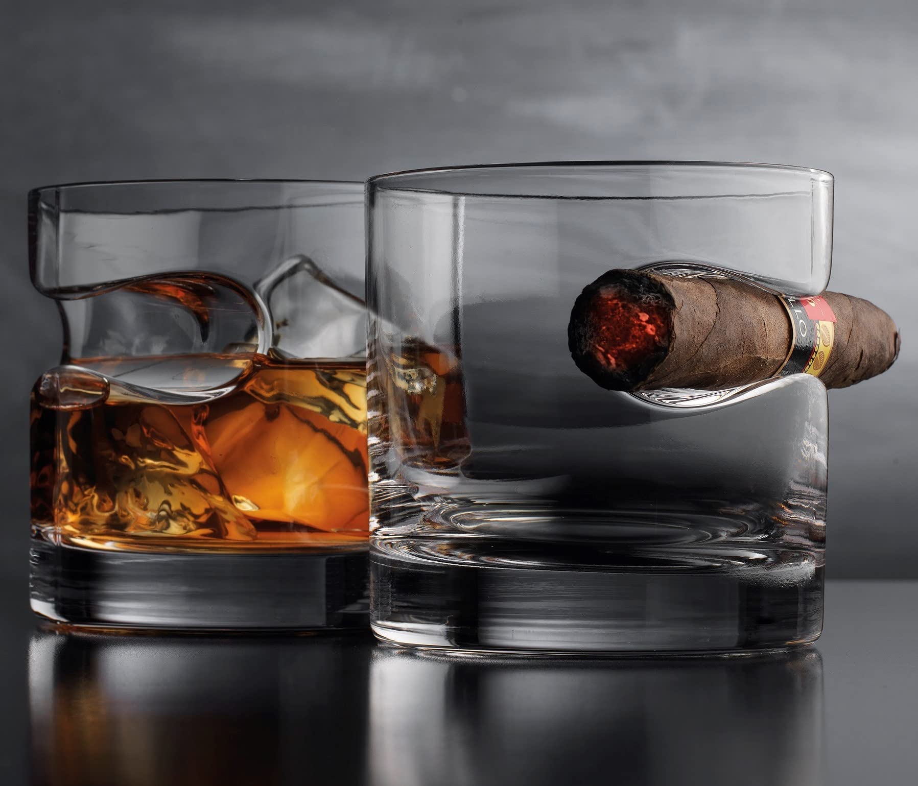 Godinger indented rest glass ensures comfortable grip and steady drink-and-smoke experience.