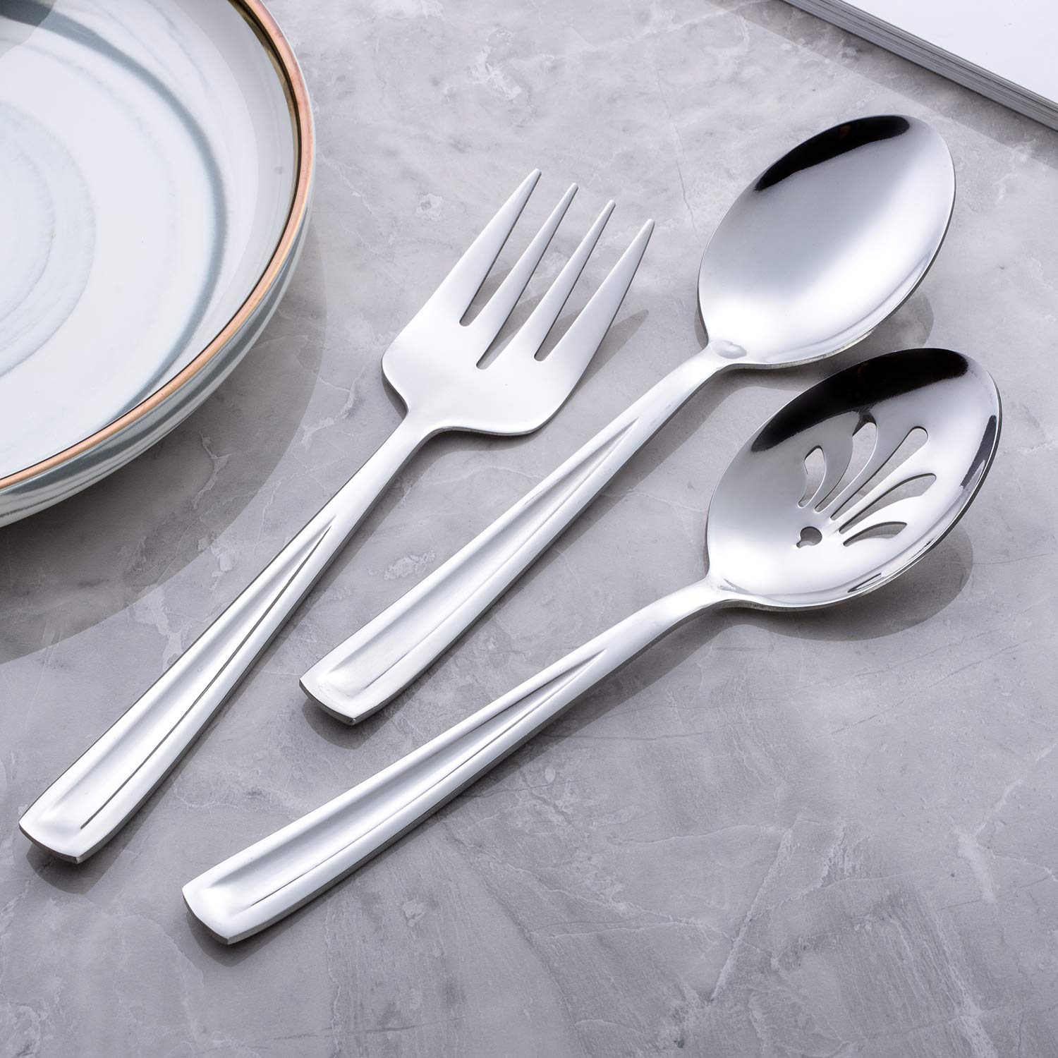 GoGeiLi set on rustic table, ideal for buffet or family gatherings.