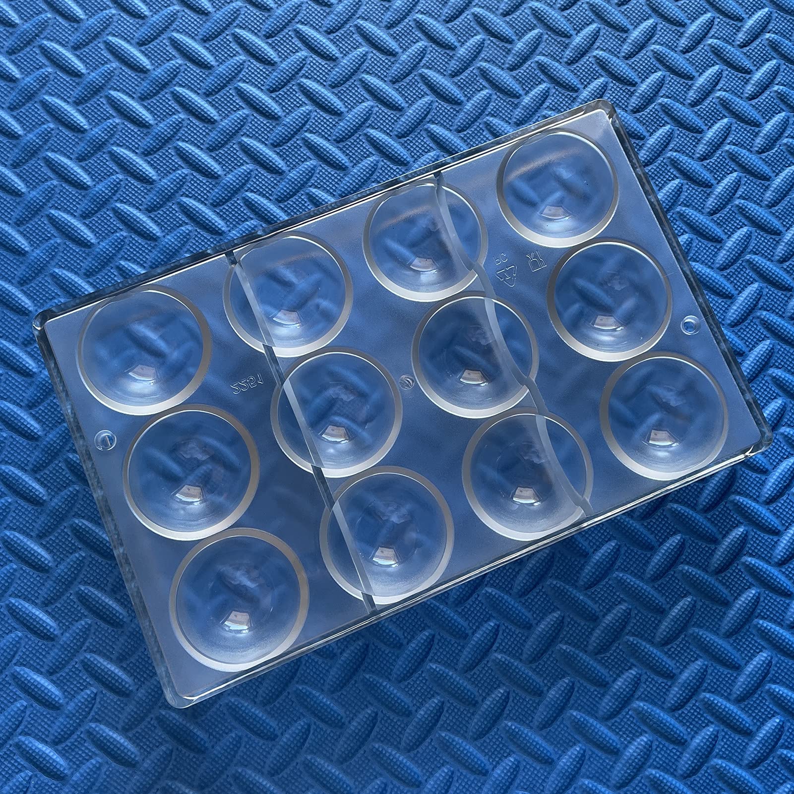 Goldbaking ball mold gentle tapping helps air bubble-free shells