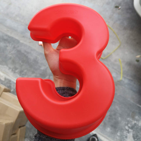 Goldbaking non-stick moulds enable easy release of numeric cakes.