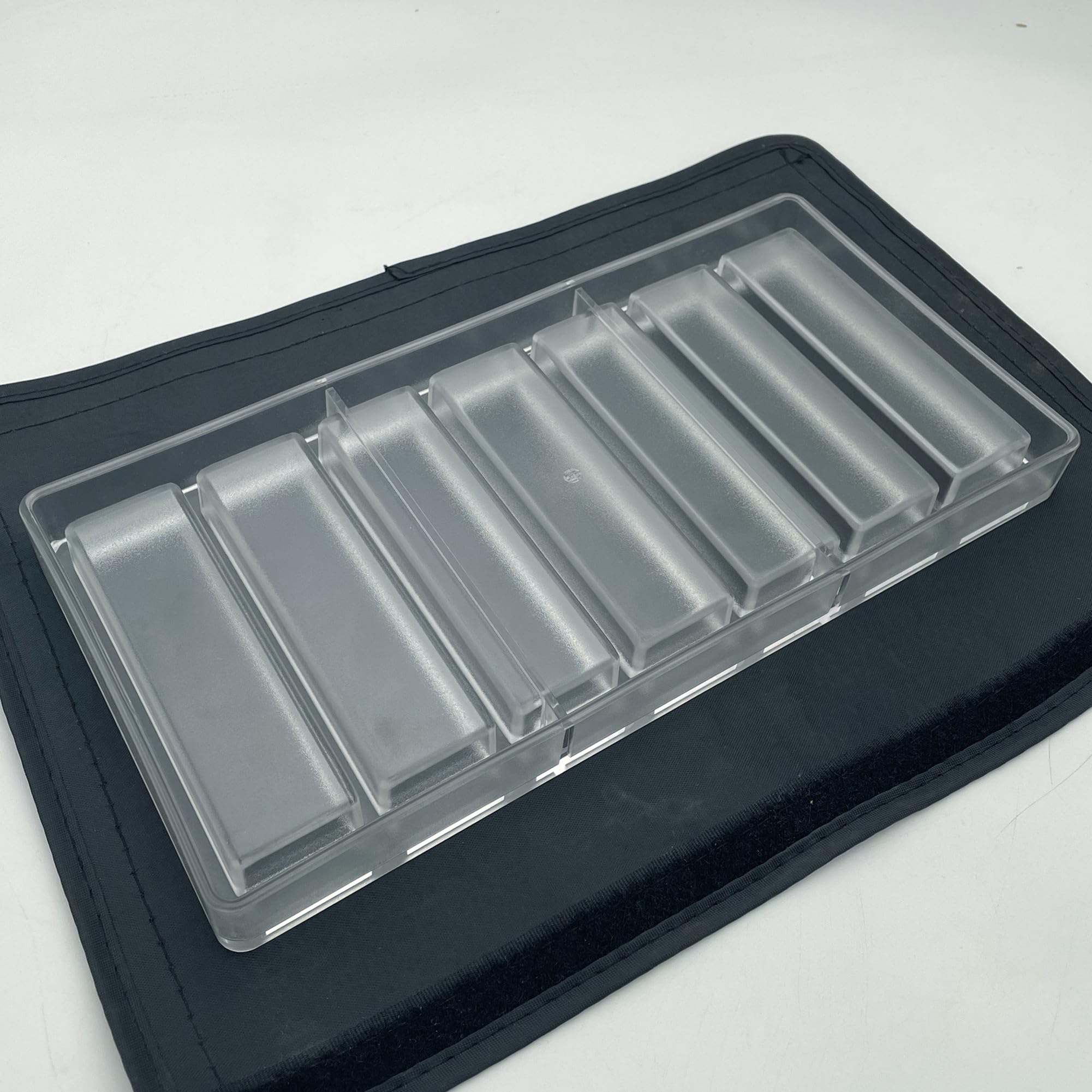 Goldbaking crystal-clear polycarbonate mold allowing view of tempering and setting