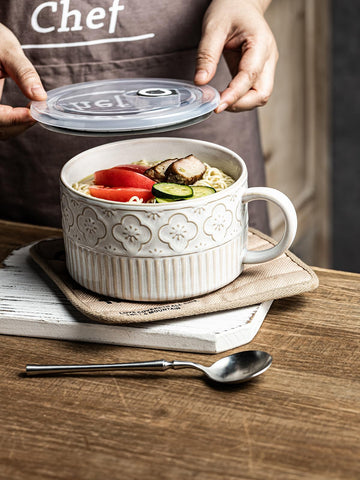 Gomakren large handle close-up emphasizes comfortable grip for hot dishes.