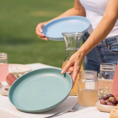 Grow Forward Oasis plates drop-proof design reduces breakage during outdoor meals.