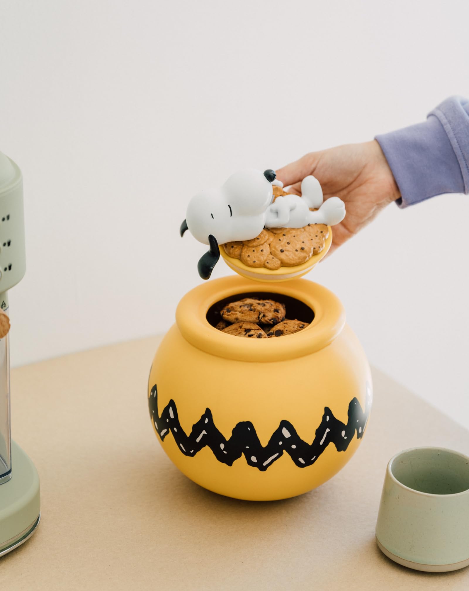 Grupo Erik Snoopy jar features airtight seal to maintain cookie freshness.